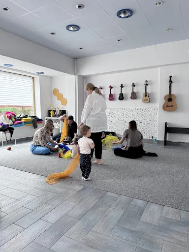 Music Place Natolin - nowoczesna szkoła muzyczna/nauka gry na gitarze, ukulele, pianinie, śpiew, umuzykalnienie, gordonki